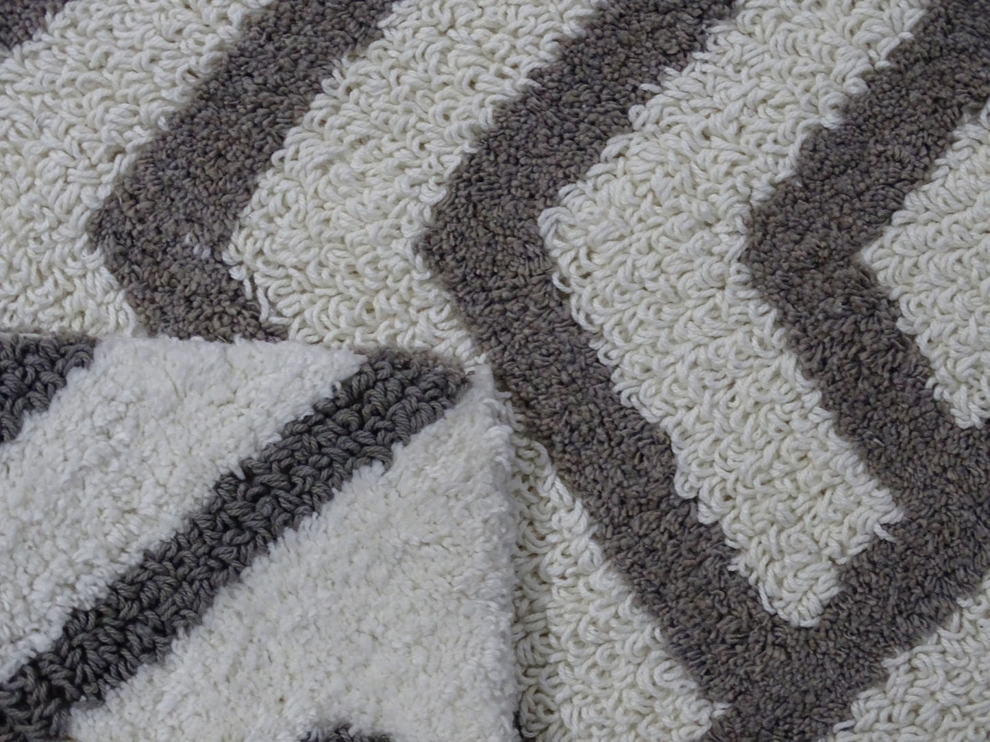 CHICOS HOME Bath Rug Geometric Pattern in Grey & Ivory