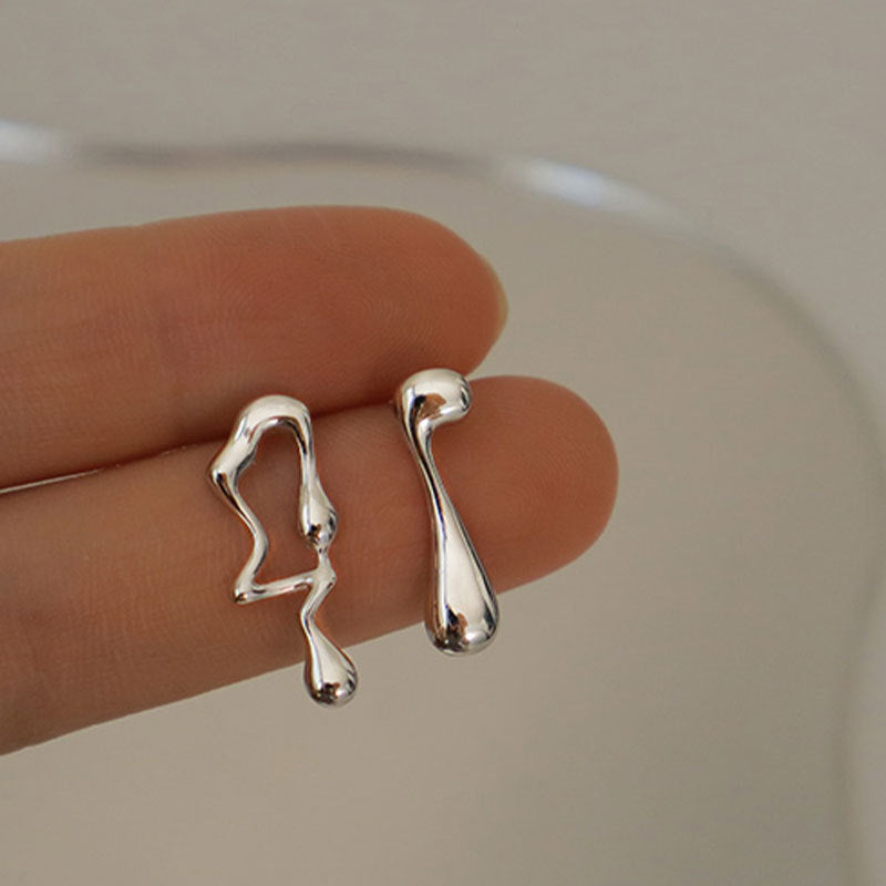 a finger with a silver ring on it