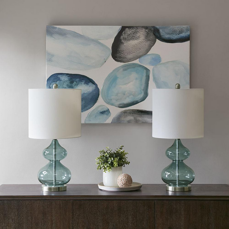 a table with two lamps on it