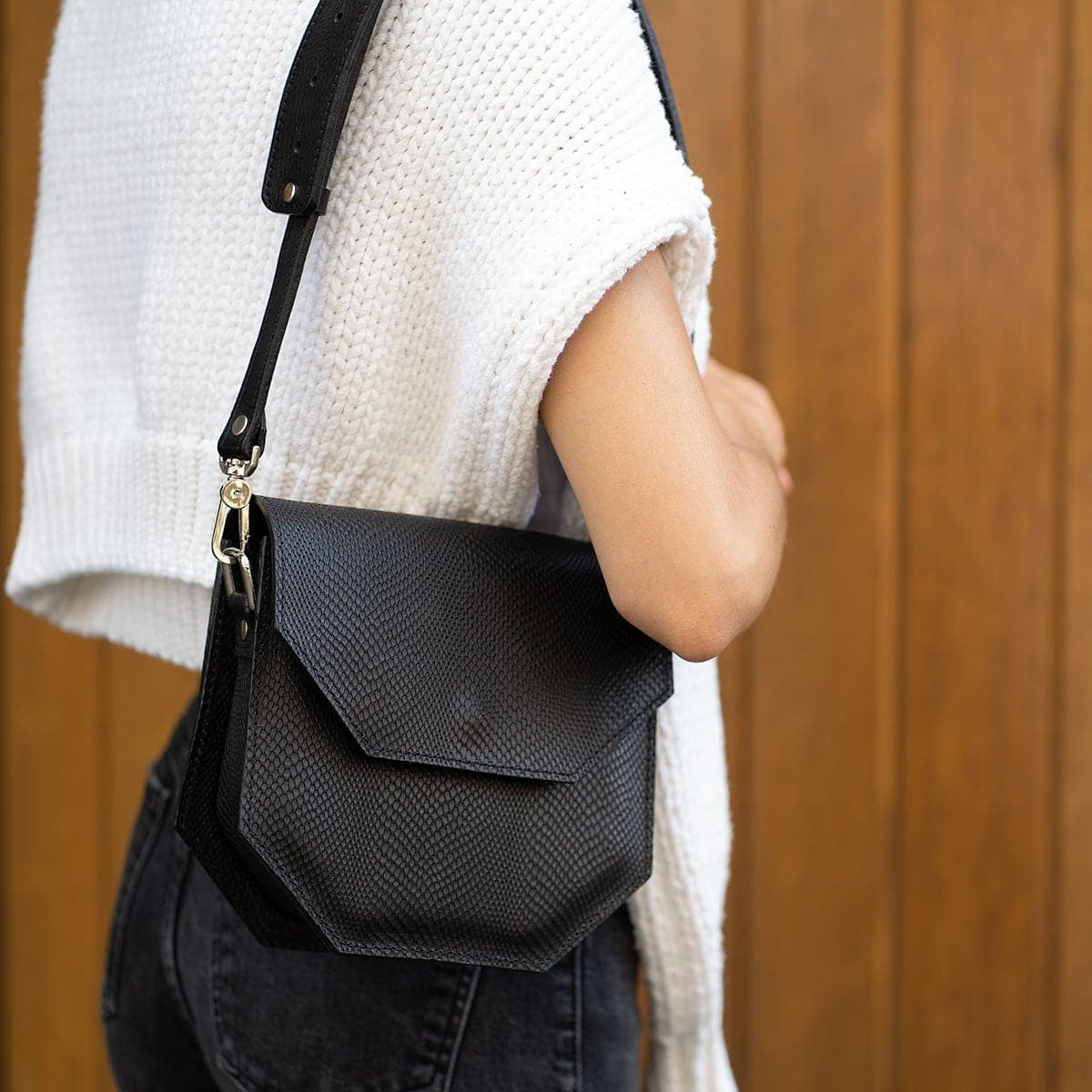 a person wearing a black purse