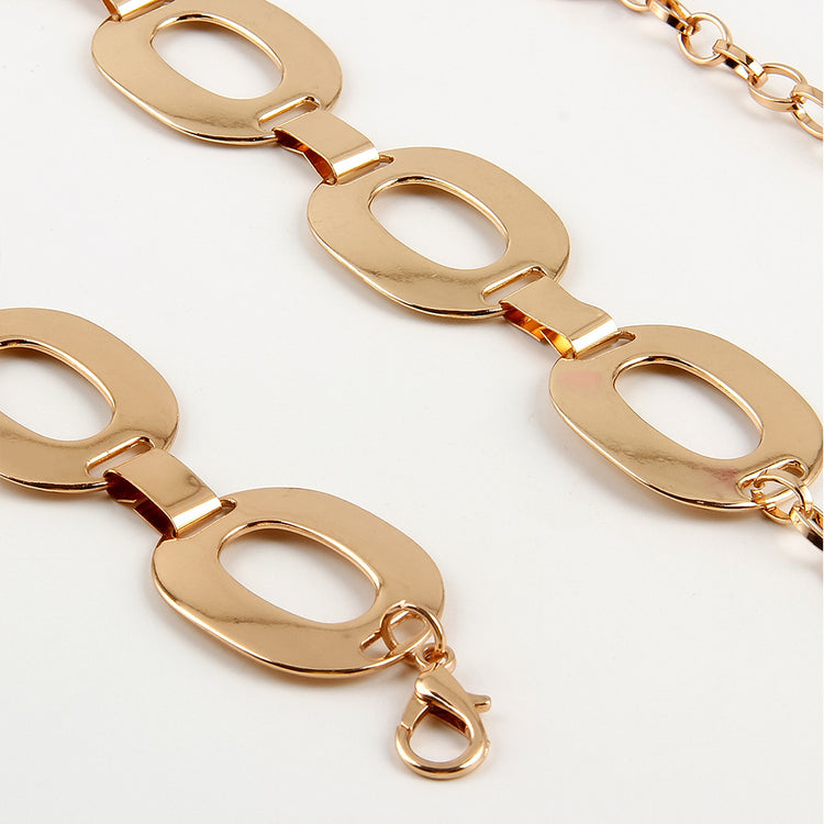 a close up of a chain