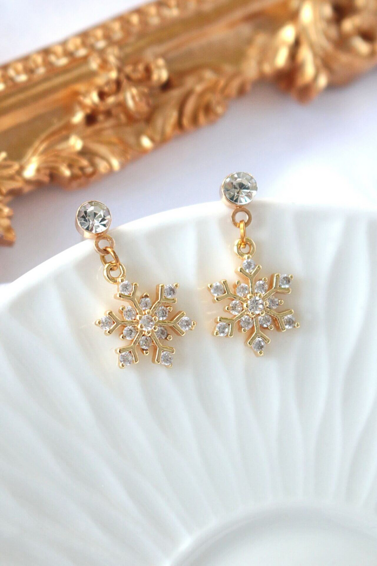 a pair of gold snowflakes earrings