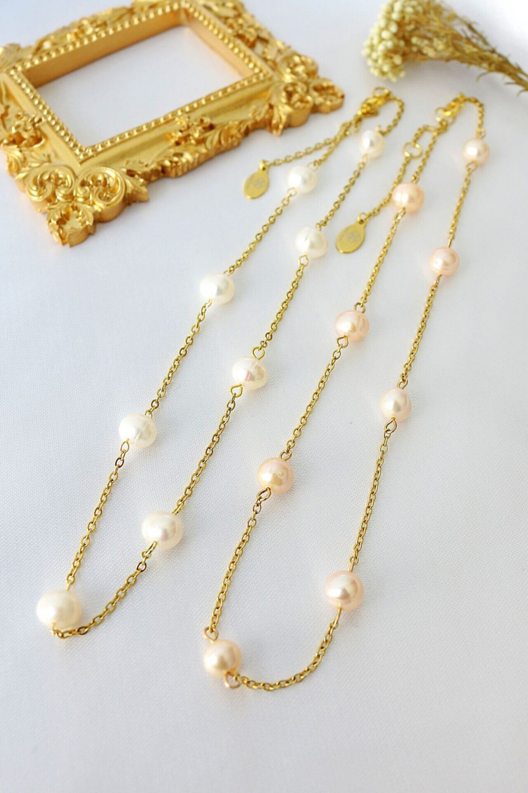 a gold necklace with pearls