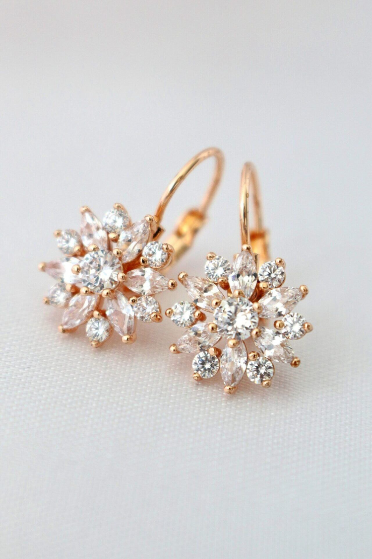 a pair of earrings with diamonds