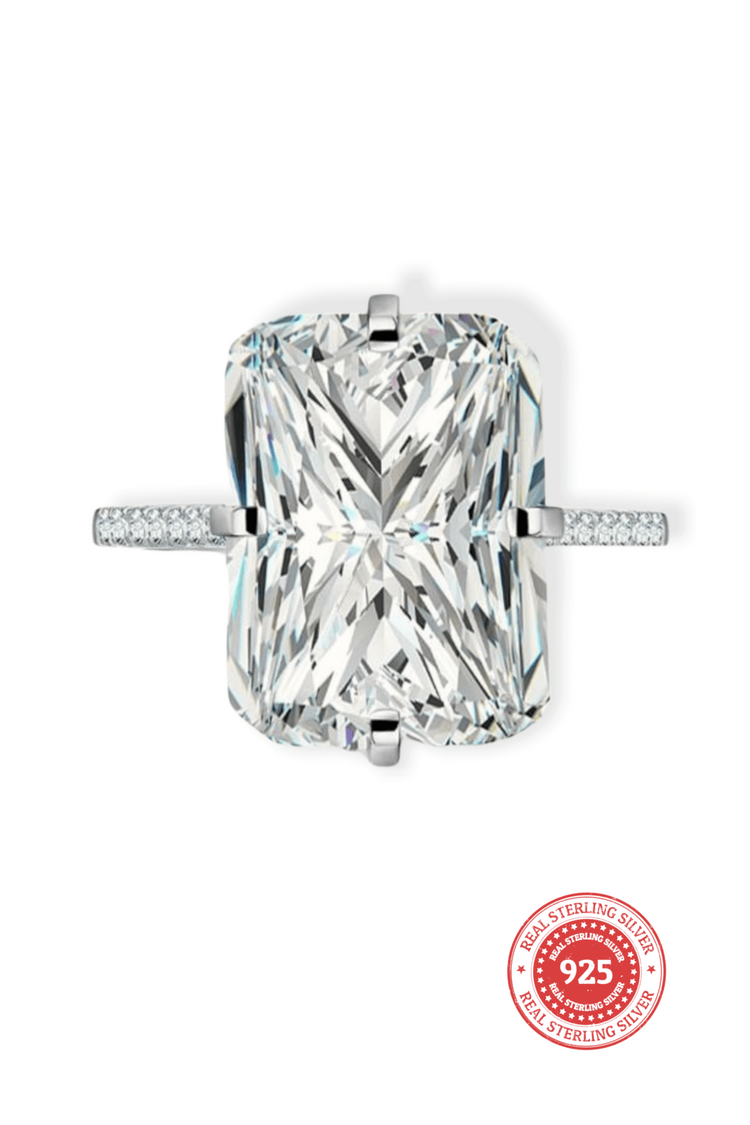 a diamond ring with a diamond in the middle