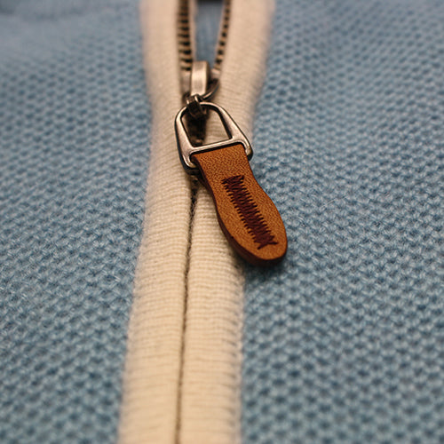 a zipper on a blue and white fabric
