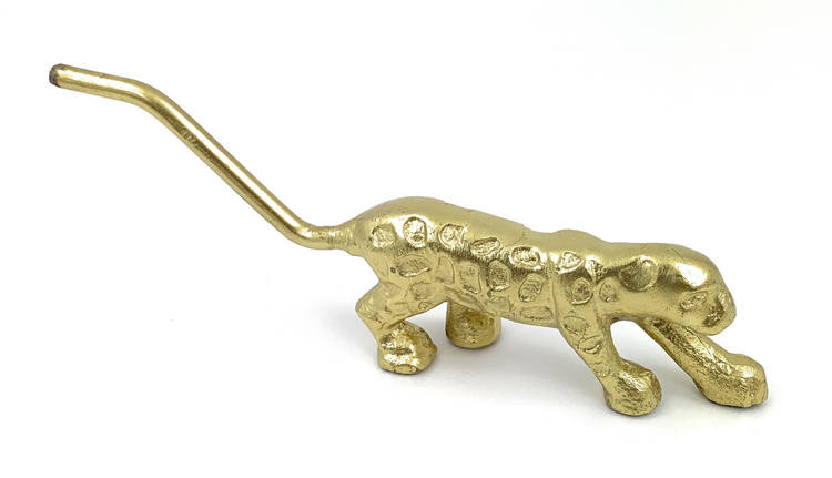 a gold statue of a cat