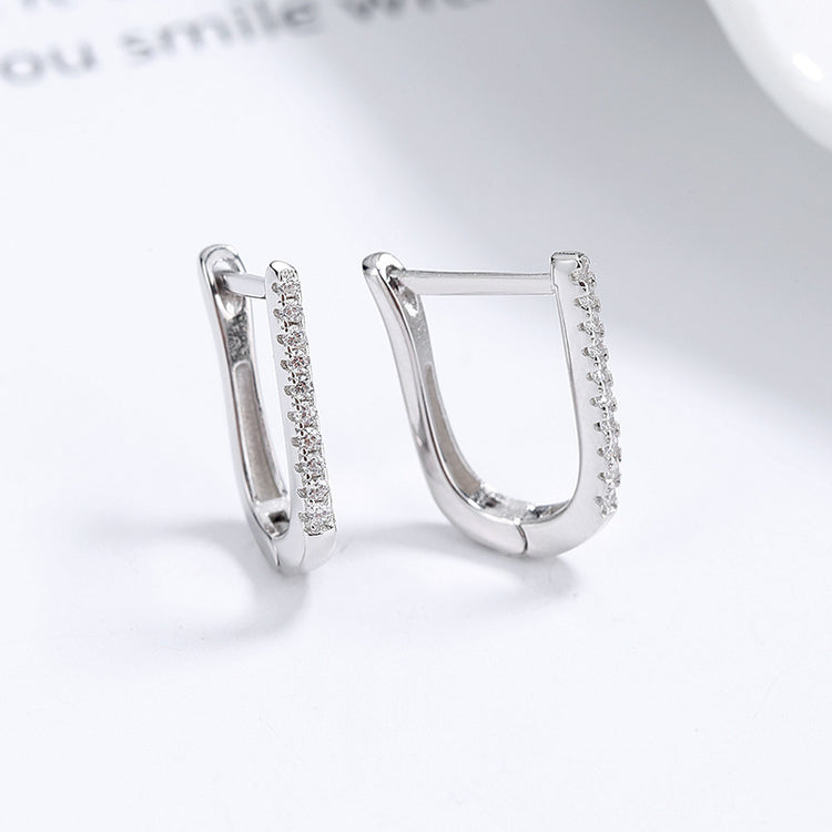 a pair of earrings with diamonds