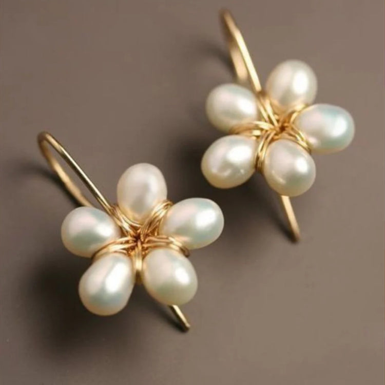 a pair of earrings with pearls
